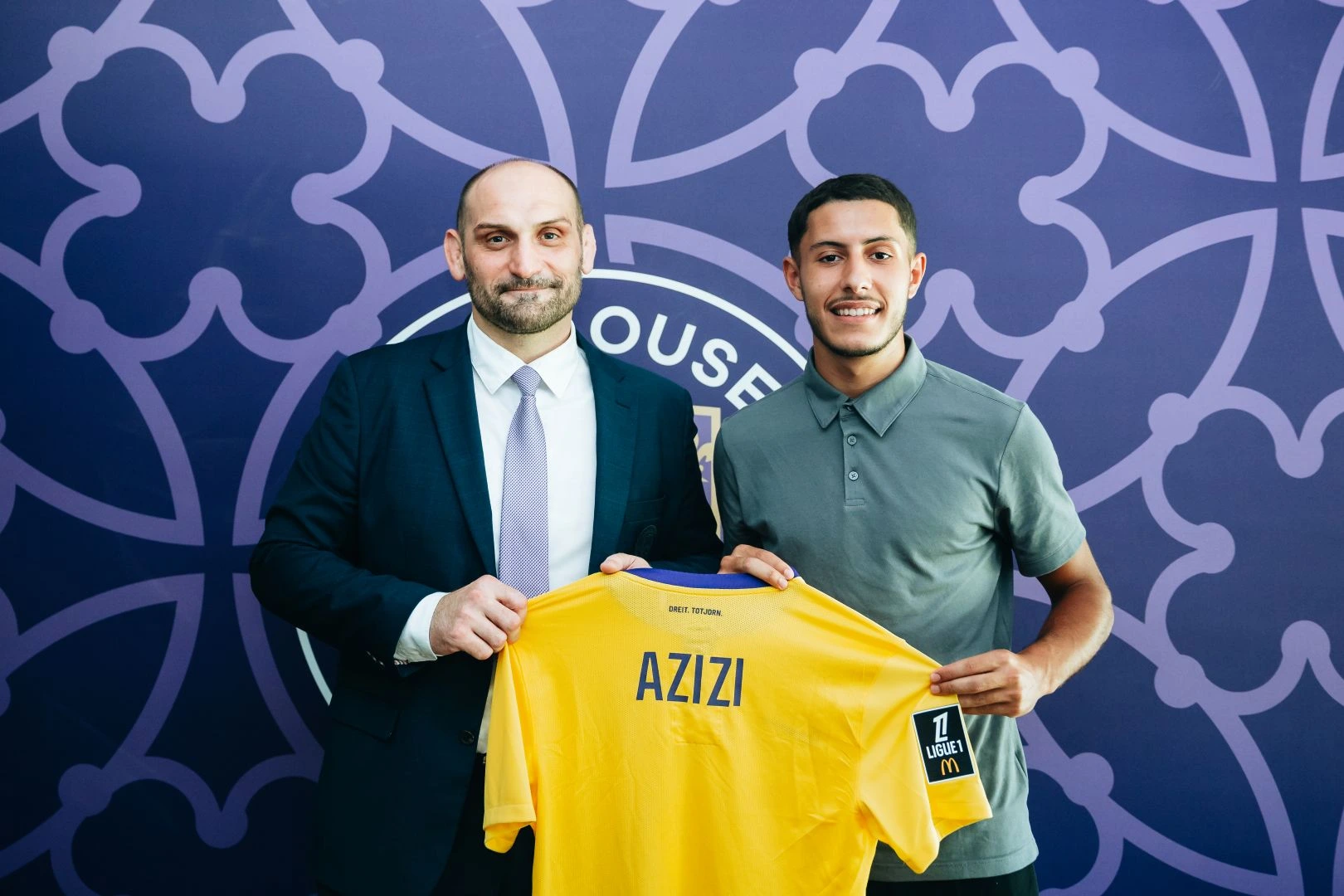 Ilyas Azizi signe son premier contrat professionnel avec le TéFéCé