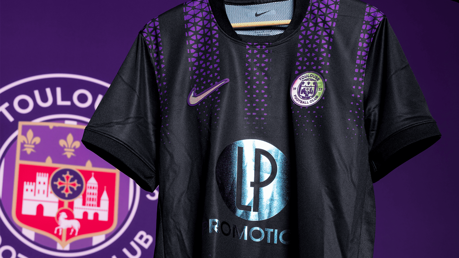 Le maillot third du TéFéCé, un maillot brillant