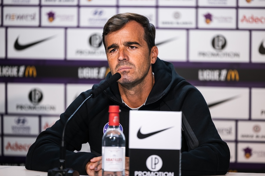 La conférence de presse de Carles Martinez Novell avant AJ Auxerre/ TéFéCé