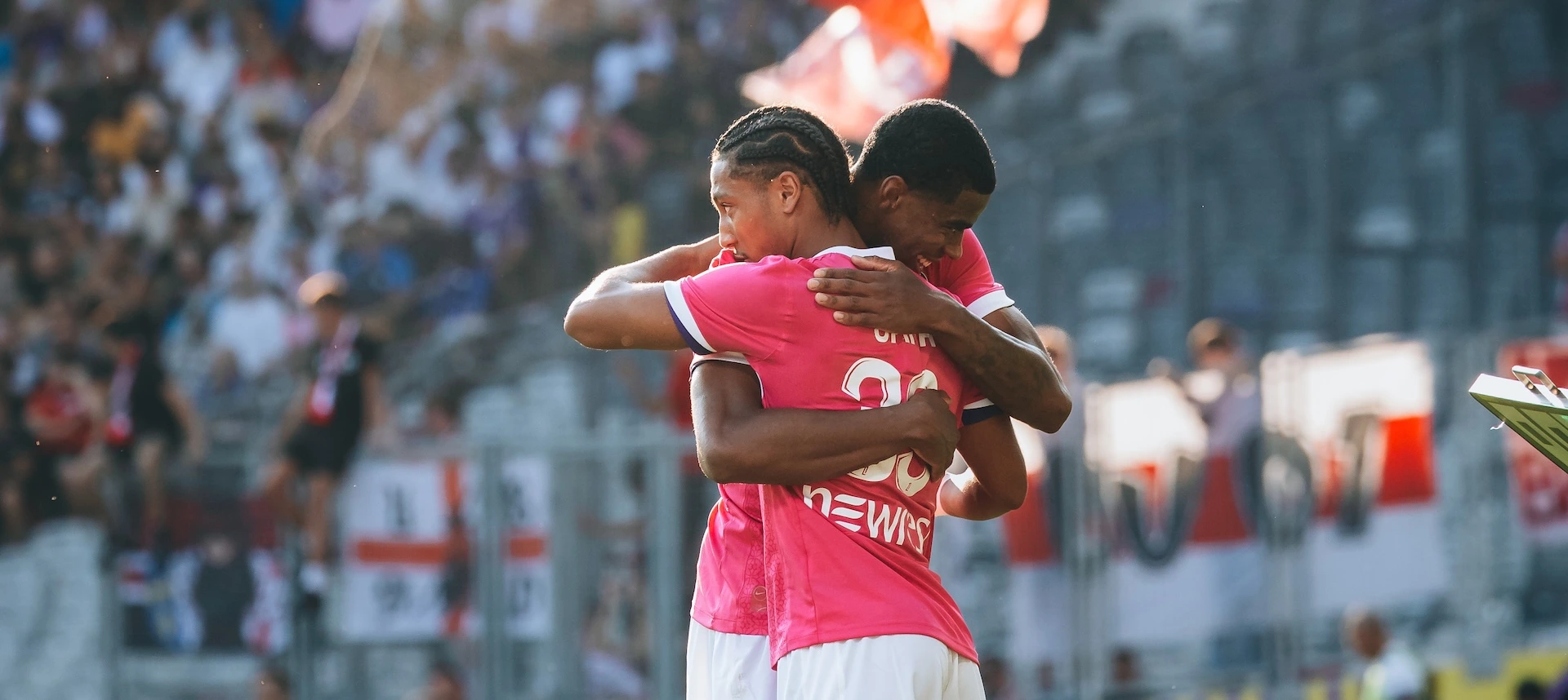 Première apparition en Ligue 1 pour le Pitchoun Mathis Saka, interviewé par… Djibril Sidibé !