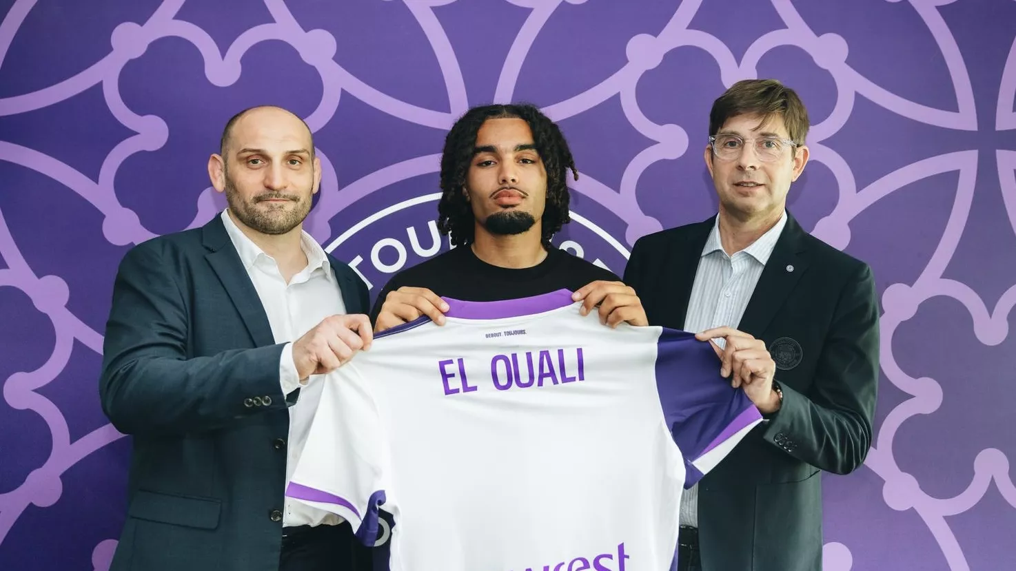 Adam El Ouali signe son premier contrat professionnel