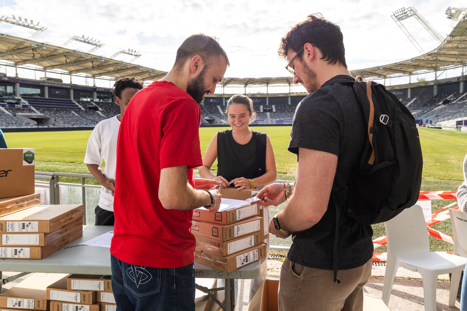 Distribution solidaire au Stadium