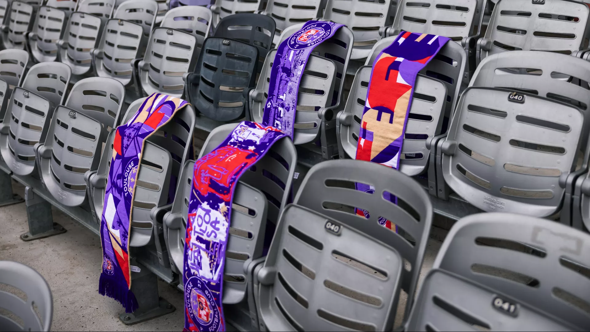 Quatre artistes toulousains revisitent l'incontournable écharpe de supporter du TéFéCé