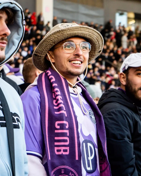 un supporter portant le maillot du Toulouse FC, réalisés en collaboration avec la marque de Bigflo et Oli