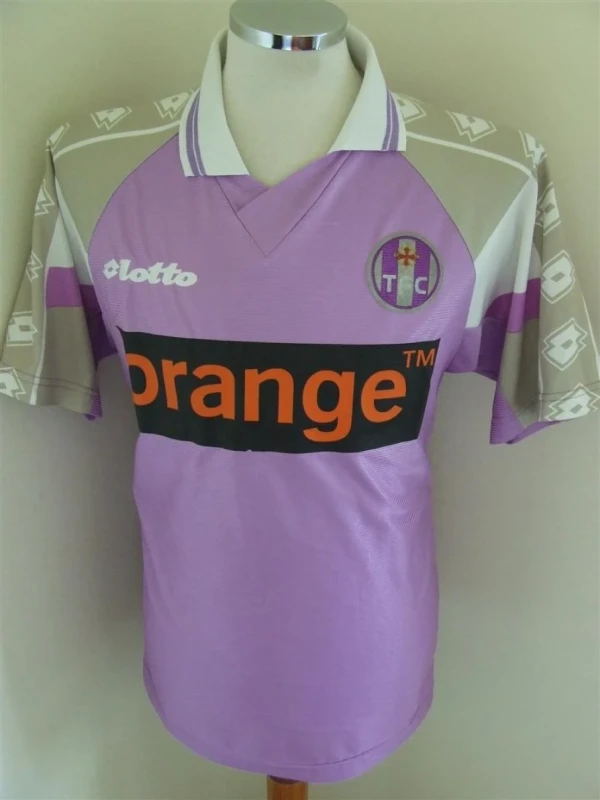 le maillot domicile du téfécé durant la saison 2001-2002